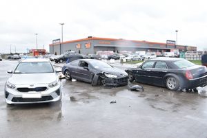 uszkodzone pojazdy stojące na parkingu