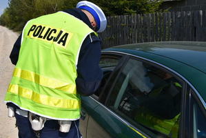 policjant przy kontrolowanym samochodzie