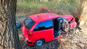 uszkodzony pojazd marki Seat znajdujący się w miejscu zdarzenia