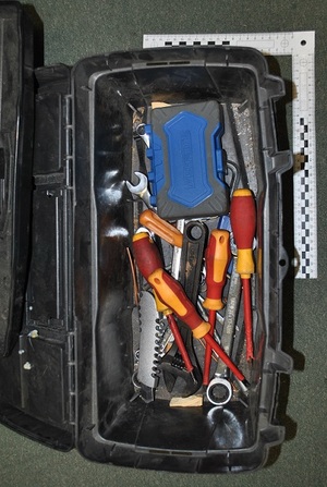 odzyskana walizka z narzędziami