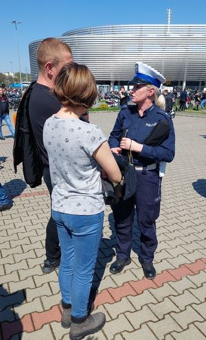 policjantka odpowiada na pytania osób zainteresowanych