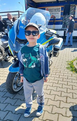 chłopczyk przy policyjnym motocyklu