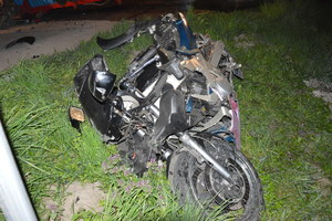 uszkodzony motocykl znajdujący się w miejscu zdarzenia