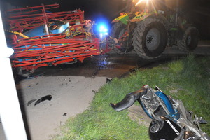 na zdjęciu ciągnik rolniczy oraz uszkodzony motocykl