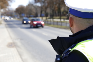 policjant ruchu drogowego na drodze