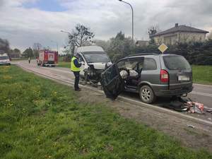 Na zdjęciu miejsce zdarzenia. Na drodze stoi rozbity pojazd marki Opel oraz Renault.