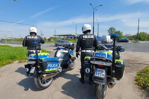 policjanci na motocyklach