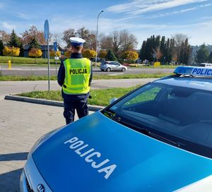 policjantka przy radiowozie