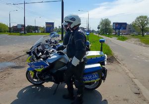 policjanci kontrolują drogi na motocyklach