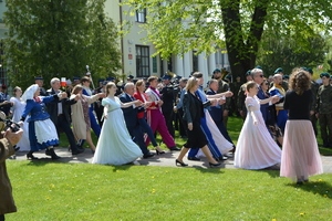 uczestnicy uroczystości tańczą Poloneza
