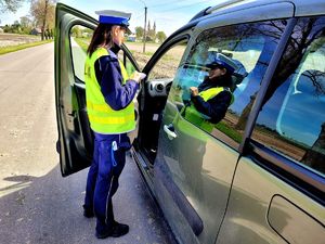 policjantka drogówki kontroluje kierowcę pojazdu