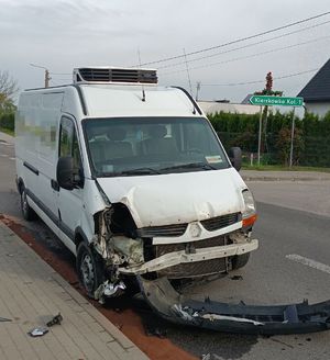 Na zdjęciu uszkodzony pojazd marki Renault