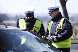 policjanci podczas kontroli drogowej samochodu