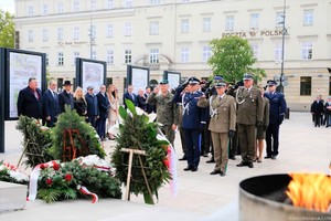 funkcjonariusze oddają cześć przy pomniku