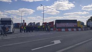 protestujący na drodze