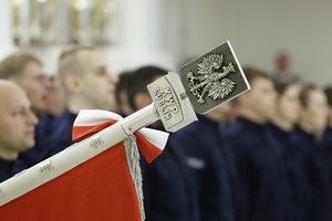 Grot z Godłem Rzeczypospolitej Polskiej umieszczony na Sztandarze Komendy Wojewódzkiej Policji w Lublinie.