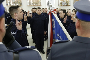 Nowi policjanci ślubują na Sztandar Komendy Wojewódzkiej Policji w Lublinie.
