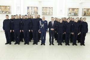 Grupowe zdjęcie nowych policjantów wraz z Komendantem Wojewódzkim Policji w Lublinie i Wojewodą Lubelskim.