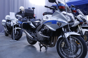 Zdjęcie przedstawia policyjne motocykle.