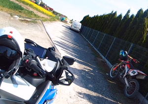 Na zdjęciu miejsce z zatrzymania motocyklisty. Widać motocykl policyjny oraz motocykl zatrzymanego mężczyzny.