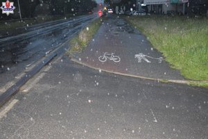 zdjęcie przedstawia miejsce zdarzenia, na którym widać przejazd dla rowerów.