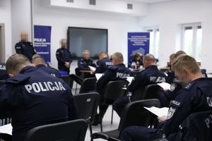 Policjanci rozwiązują testy z wiedzy.