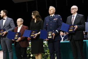 Komendant Wojewódzki Policji w Lublinie trzyma w ręku pamiątkowy grawerton z przyznany za współpracę z Wydziałem Nauk o Zwierzętach i Biogospodarki.