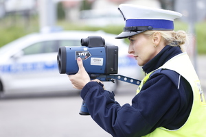 Policjantka mierzy prędkość za pomocą urządzenia Trucam.