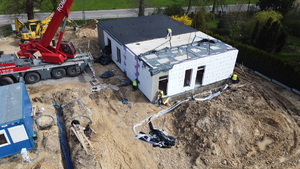 Zdjęcie z drona przedstawia budowę nowego posterunku policji w Wilkołazie.