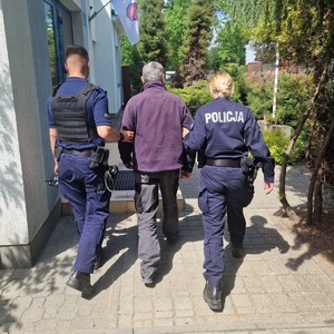 zatrzymany mężczyzna prowadzony przez policjantów
