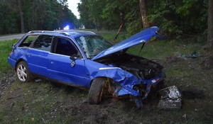 Na zdjęciu widać rozbity pojazd koloru niebieskiego marki Audi.