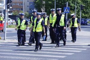 Biorący udział w zawodach policjanci z Wydziału Ruchu Drogowego Garnizonu Lubelskiego przechodzą przez przejście dla pieszych.
