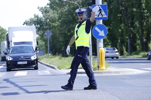 Policjant reguluje ruchem w Lublinie.