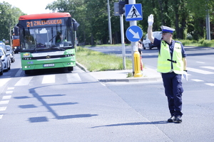 Policjant reguluje ruchem w Lublinie. W drugim planie zdjęcia kierowca autobusu oczekuje na polecenia funkcjonariusza.