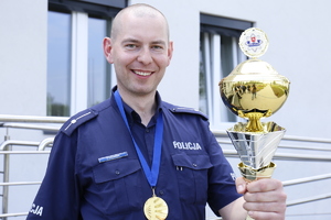 Funkcjonariusz z Komendy Powiatowej Policji w Rykach mł. asp. Piotr Koczański, który wygrał zawody Policjant Ruchu Drogowego w Garnizonie Lubelskim.
