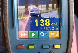 Zdjęcie z miernika prędkości z przekroczenia prędkości.