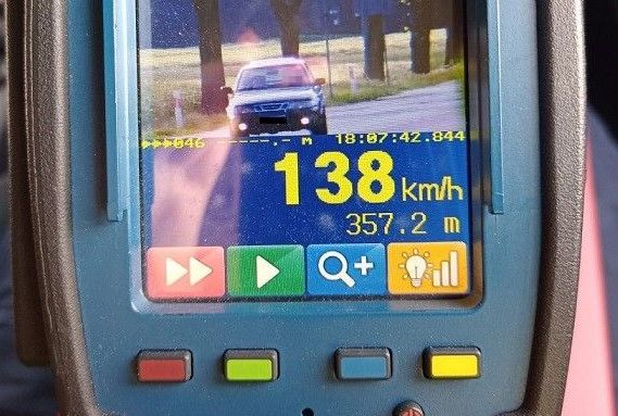 Zdjęcie z miernika prędkości z przekroczenia prędkości.