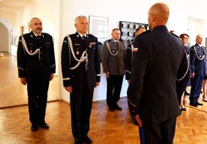 wprowadzenie komendanta w Chełmie. Obok niego stoi komendant wojewódzki policji w Lublinie
