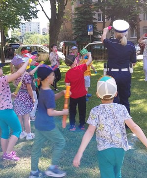 policjantka na placu z dziećmi podczas zabawy