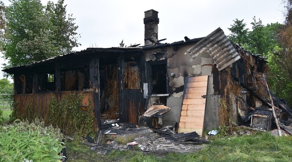 spalony drewniany dom