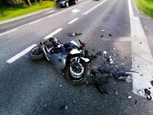 na zdjęciu uszkodzony motocykl