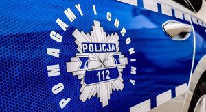 radiowóz z policyjnym logo