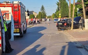 na zdjęciu miejsce zdarzenia na ul. Glinki w Łukowie. Po prawej stronie widać rozbity samochód. Po lewej stronie stoją zaparkowane wozy strażackie.