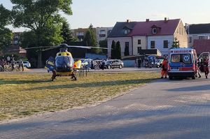 na zdjęciu helikopter LPR oraz karetka pogotowia ratunkowego.