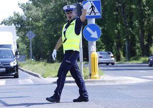 policjant kieruje ruchem na ulicy