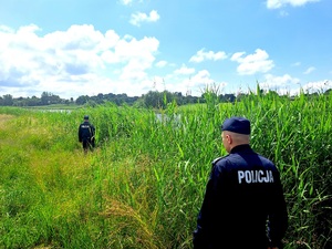 policjanci prowadzą poszukiwania zaginionych