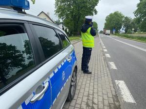 policjantka mierzy prędkość miernikiem na drodze