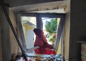 zniszczone okno po wybuchu gazu