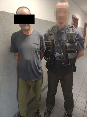 zatrzymany mężczyzna stoi z policjantem