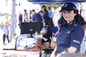 Policjantka prezentujące służbę prewencyjną.